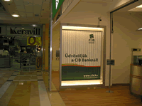 vetrina rotante banca nel centro commeciale